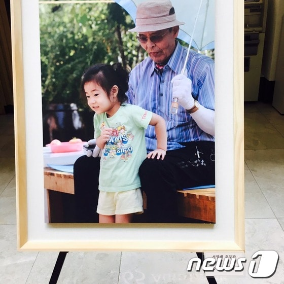 경기도교육청 북부청사 1층 로비에 전시된 사진작품 '우산이 되어 줄게' ⓒ News1