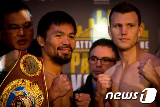 지난해 7월 WBO 웰터급 타이틀 매치에서 매니 파퀴아오(왼쪽)가 호주의 신예 복서 제프 혼에게 심판 전원일치 판정패를 당했다 ⓒ AFP=News1