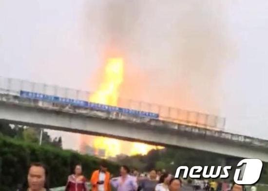 2일 중국 구이저우성에서 발생한 천연가스관 폭발 장면. (출처 : 시나망) ⓒ News1