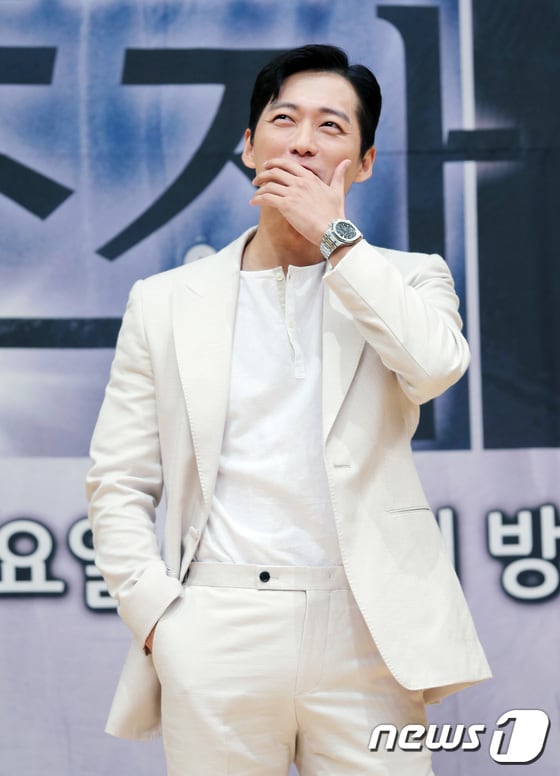 배우 남궁민이 20일 오후 서울 목동SBS에서 열린 SBS 새 월화드라마 ‘조작’ 제작발표회에 참석해 포즈를 취하고 있다. 2017.7.19/뉴스1 ⓒ News1 권현진 기자