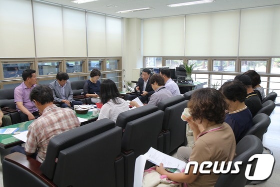 한방약초연구소는  거창군약초산업협동조합  조합원 을 대상으로 한방 항노화 제품개발에 대한 설명회를 가졌다.ⓒ News1