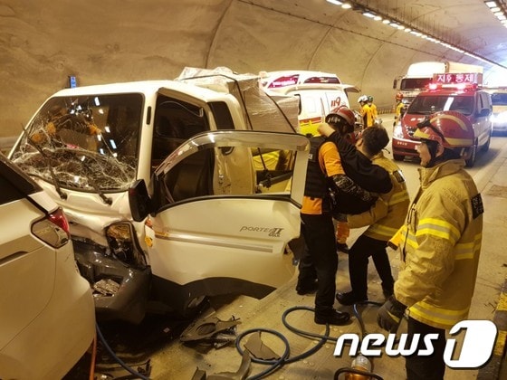 20일 오전 11시3분께 청주~상주 고속도로 상행선 충북 보은군 회인면 회인터널에서 1t포터 화물차가 앞서 가던 카니발 승합차를 들이받아 6중 추돌 사고가 난 뒤 119 구급대가 운전자를 구조하고 있다.(보은소방서 제공).2017.07.20.ⓒ News1