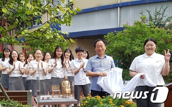 20일 광주여고 교정에서 작은 평화의 소녀상 제막식이 열리고 있다.(광주여고 제공)2017.7.20/뉴스1 ⓒ News1 박준배 기자