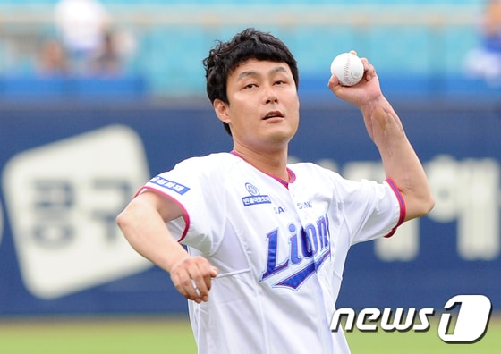 국내 최초로 팔 이식수술을 받은 손진욱씨의 2017년 시구 장면. /뉴스1 DB ⓒ News1 이종현 기자