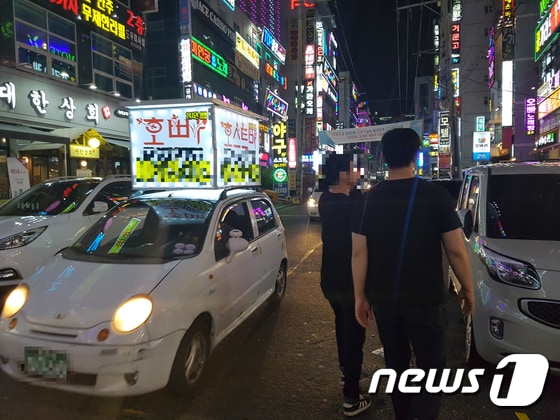 지난 22일 오후 10시쯤 경남 창원시 성산구 상남동 일대에서 유흥주점 차량이 좁은 거리를 활개하고 있다.2017.7.23/뉴스1ⓒ News1