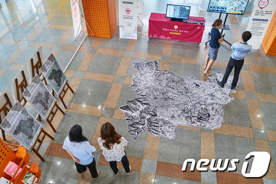 전북 전주시가 24~28일 ‘하늘이 기억하는 전주 50년’을 주제로 1966년부터 2016년까지의 항공사진을 시청 본관 1층 로비에 전시한 가운데 로비 바닥에 1970년 전주를 한눈에 볼 수 있는 대형 항공사진이 부착돼 있다.(전주시 제공)2017.7.24/뉴스1 ⓒ News1 김춘상 기자