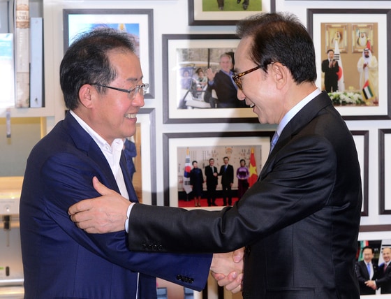 2017년 7월 25일 당시 홍준표 자유한국당 대표(왼쪽)가 서울 강남구 대치동 이명박 전 대통령 사무실을 찾아 대표 취임 인사를 하고 있는 모습.  ⓒ News1 