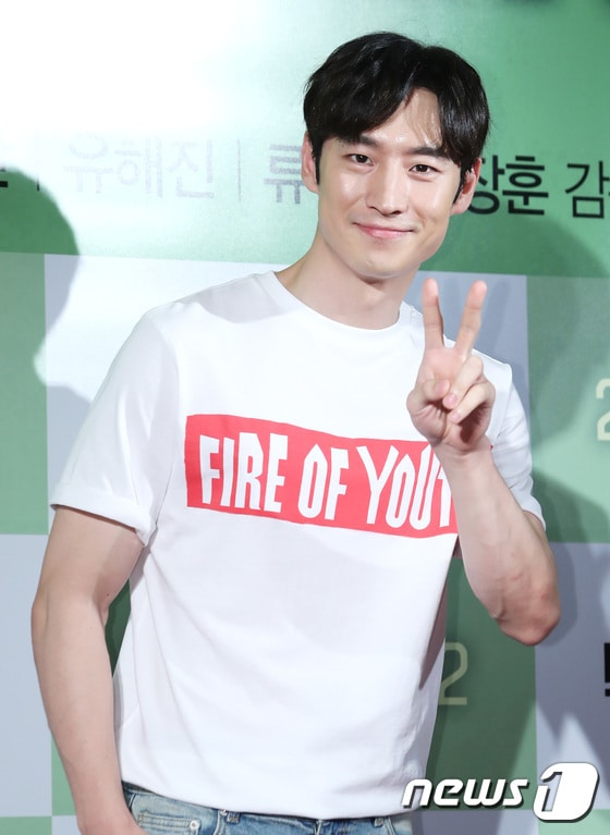 배우 이제훈이 지난달 25일 오후 서울 용산CGV에서 열린 영화 '택시운전사(감독 장훈)' VIP 시사회에 참석해 포즈를 취하고 있다. 2017.7.25./뉴스1 ⓒ News1 권현진 기자