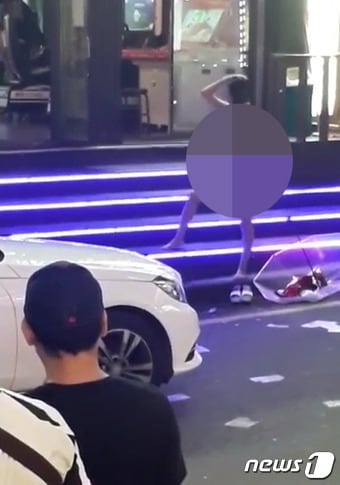 SNS 상에 유포되고 있는 '나체 춤' 여성 동영상 캡처. ⓒ News1