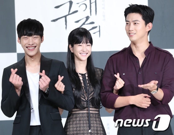 배우 우도환(왼쪽부터), 서예지, 옥택연이 27일 오후 서울 영등포 타임스퀘어에서 열린 OCN 드라마 ‘구해줘’ 제작발표회에 참석해 포즈를 취하고 있다. 2017.7.27./뉴스1 ⓒ News1 권현진 기자