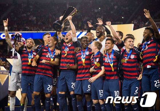 미국이 27일(한국시간) 미국 캘리포니아주 산타클라라의 리바이스 스타디움에서 열린 자메이카와의 '북중미축구연맹(CONCAF) 골드컵 2017' 결승전에서 2-1로 승리, 정상을 차지했다. ⓒ AFP=News1