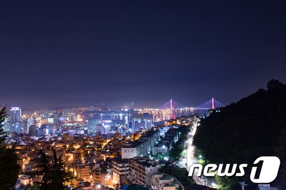 부산 동구 이바구캠프에서 바라본 산복도로 야경.&#40;부산관광공사제공&#41; ⓒ News1 