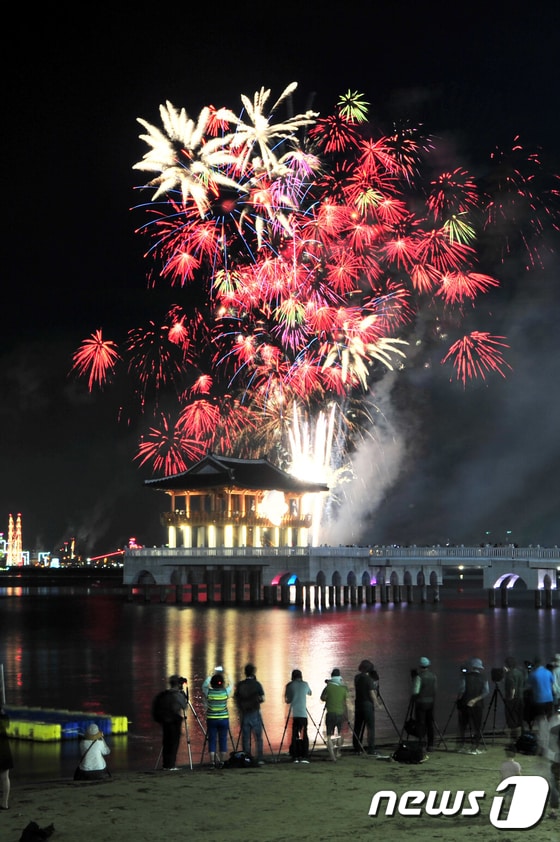 경북 포항 영일대해수욕장 해상누각을 배경으로 펼쳐진 제14회 포항국제불빛축제 모습.(뉴스1 자료, 제판매 및 DB금자) ⓒ News1 최창호 기자