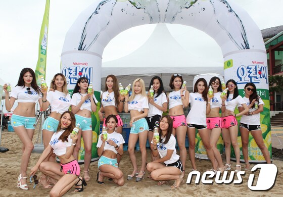 미스 비키니코리아 참가자들이 지난 28일부터 오는 31일까지 강원 양양군 낙산해변 특설무대에서 열리는 '낙산비치페스티벌'에서 포즈를 취하고 있다. (뉴스1 DB)