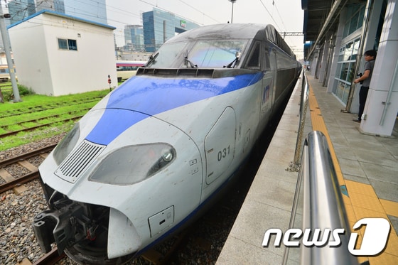 고장이 난 KTX열차 모습.(사진은 기사 내용과 무관함)/ 뉴스1