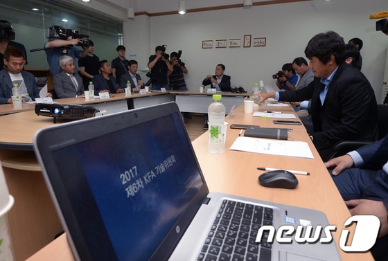 대한축구협회가 26일 기술위원회를 열어 거스 히딩크 감독 활용 방안과 U-23 대표팀 감독 선임에 대해 논의할 예정이다. ⓒ News1 