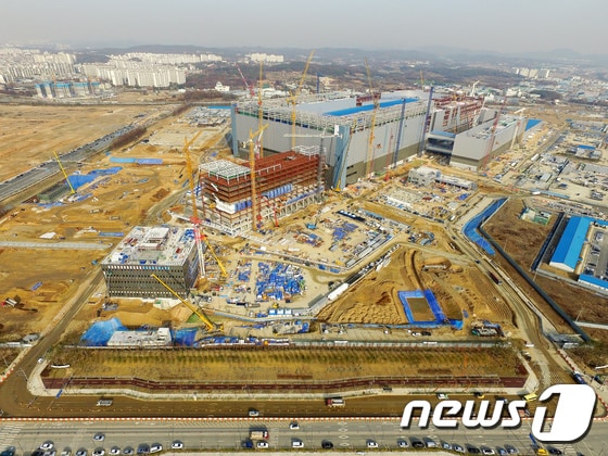 삼성전자가 4일 경기도 평택 반도체 단지에서 제품 출하식을 갖고 최첨단 3차원 V낸드 양산을 시작했다. 삼성전자는 이번 가동을 시작으로 지속적인 생산설비 확충을 통해 메모리 시장 경쟁력을 강화한다는 계획이다. 삼성전자 평택 반도체 사업장은 총 부지 면적이 축구장 400개 넓이인 289만㎡로, 현재 국내 최대 반도체 생산단지인 기흥단지와 화성단지를 합한 면적과 비슷한 수준이다.(뉴스1DB)2017.7.4/뉴스1 ⓒ News1 박세연 기자