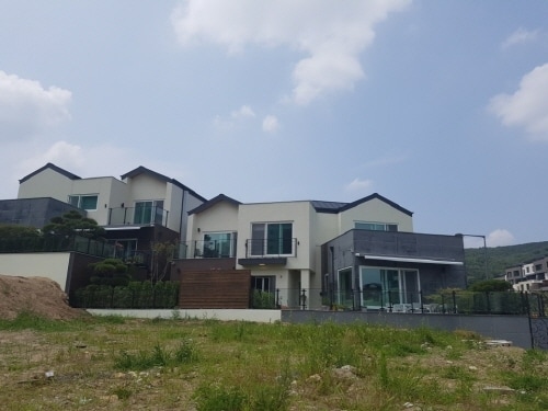 광교 하이빌리지 주택단지 내 신축한 주택ⓒ News1