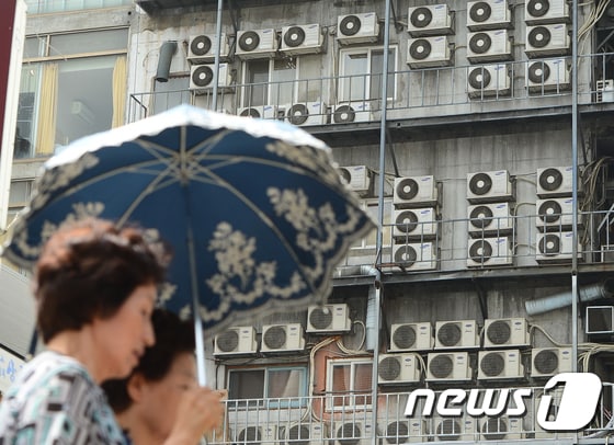 한 건물 외벽에 설치된 실외기가 바쁘게 돌아가고 있다.(사진은 기사 내용과 무관함) / 뉴스1 ⓒ News1