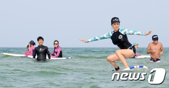 강원 양양 서핑비치를 찾은 피서객이 서핑을 배우며 즐거운 오후를 보내고 있다. (뉴스1 DB)