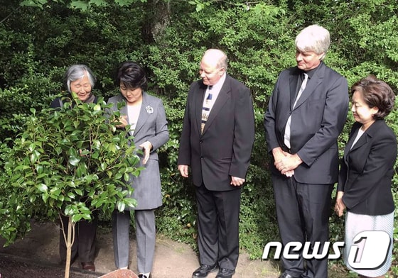 문재인 전 대통령 부인 김정숙 여사 독일 베를린 가토우 공원묘지 윤이상 묘소에서 동백나무 식수 (자료사진) 2017.7.6/뉴스1 ⓒ News1 