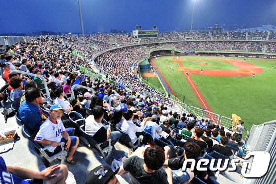 2017년 7월에 열린 삼성 라이온즈 대 롯데자이언츠 경기를 관람하는 시민들.(뉴스1자료) ⓒ News1 최창호 기자