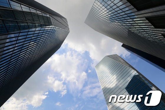 서울 도심 속 빌딩. 2017.8.1/뉴스1 ⓒ News1 신웅수 기자
