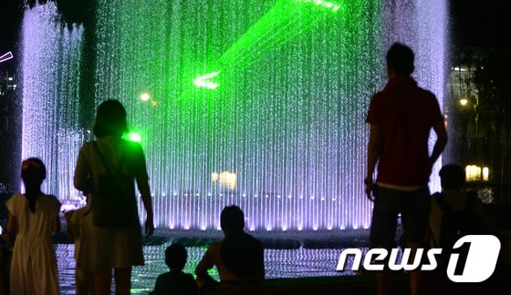 전 오월드 내 음악분수에서 시민들이 형형색색의 물줄기를 바라보며 더위를 식히고 있다. /뉴스1 ⓒ News1