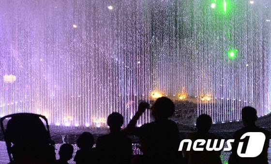 열대야를 피해 분수 앞에 모인 시민들 ⓒ 뉴스1