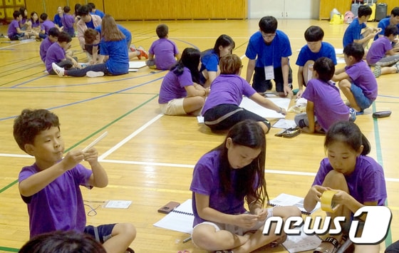 경북 구미시 봉곡초등학교에서 열리고 있는 ‘2017 발명&창업 캠프’에 참여한 어린이들이 진지한 표정으로 조단위 활동을 하고 있다(금오공대제공)/뉴스1
