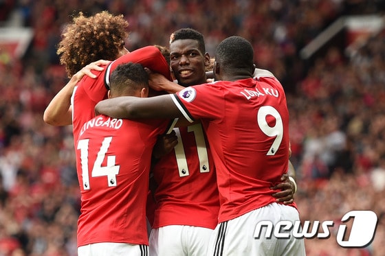 맨체스터 유나이티드 선수들이 14일(한국시간) 영국 맨체스터의 올드 트래포드에서 열린 웨스트 햄 유나이티드와의 2017-18 잉글랜드 프리미어리그 개막전에서 득점 후 기뻐하고 있다. ⓒ AFP=News1