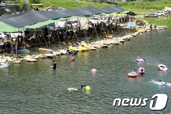 지난 13일 오후 경남 밀양시 단장면 일원 계곡에는 인근 팬션 운영업자와 음식점에서 하천 평상 대여료를 받고 영업하고 있다.2017.8.14/뉴스1 ⓒ News1 이철우 기자