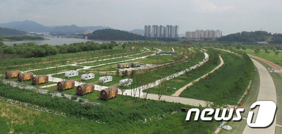 경북 구미시가 53억을 들어 낙동강 둔치에 조성한 대규모 캠핑장(구미시제공)2017.8.16/뉴스1 ⓒ News1 정우용 기자