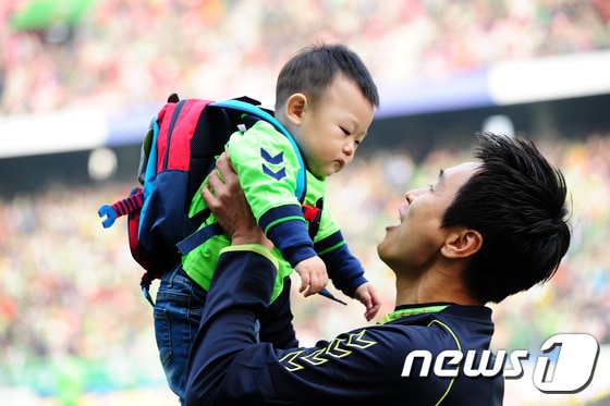 1998년 K리그 신인상 수상자인 이동국이 2017년 대표팀에 발탁됐다. '대박이 아버지' 이동국이 대박을 쳤다. ⓒ News1