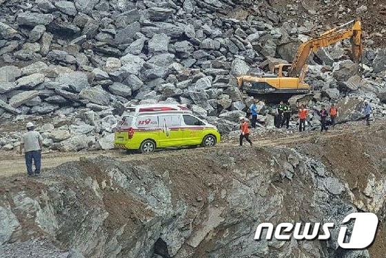 16일 강원 홍천군 북방면 부사원리 공사현장에서 포크레인 작업하던 김모씨(47)가 돌무더기에 깔려 숨지는 사고가 발생, 소방대원들이 구조작업을 하고 있다. (홍천소방서 제공) 2017.8.16/뉴스1 ⓒ News1 김경석 인턴기자