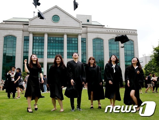 울산대학교 제44회 후기 학위수여식이 18일 울산대 해송홀에서 열렸다. ⓒ News1