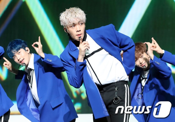 온앤오프(ONF) 와이엇(가운데)이 2일 오전 서울 광진구 예스24 라이브홀에서 열린 첫 데뷔 앨범 'ON/OFF(온앤오프)' 쇼케이스에 참석해 신곡을 선보이고 있다. 2017.8.2./뉴스1 ⓒ News1 권현진 기자