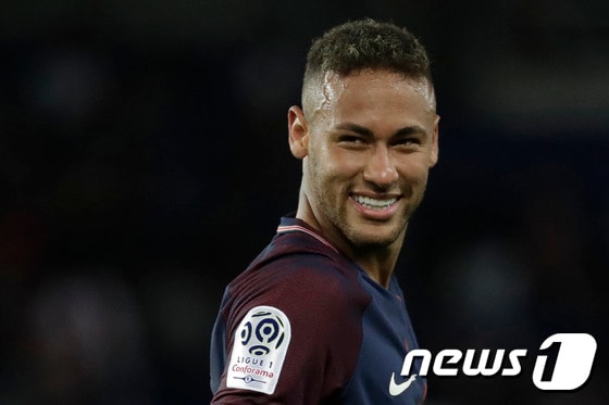 파리 생제르맹의 네이마르가 21일(한국시간) 프랑스 파리의 파르크 데 프랭스에서 열린 툴루즈와의 2017-18 프랑스 리그1 3라운드에서 2골 2도움의 맹활약을 펼쳤다. ⓒ AFP=News1