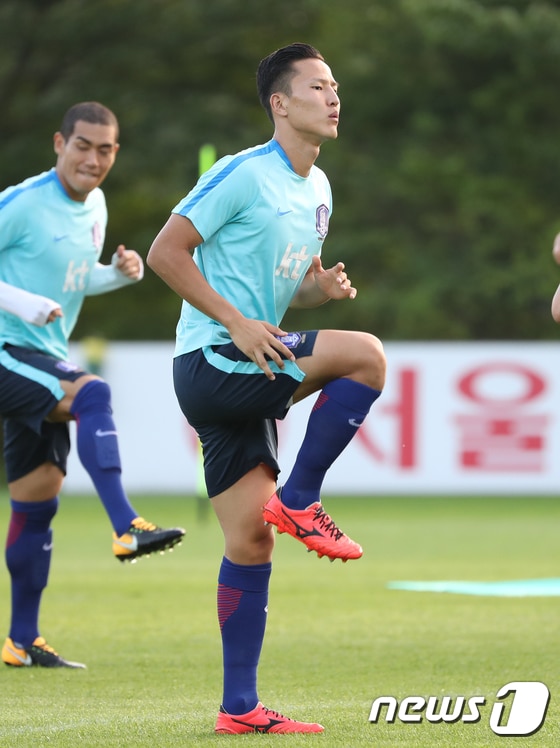 축구국가대표 권경원이 21일 경기 파주시 축구 국가대표팀 트레이닝 센터(NFC)에서 국가대표 소집훈련을 하고 있다. 2017.8.21/뉴스1 ⓒ News1 송원영 기자