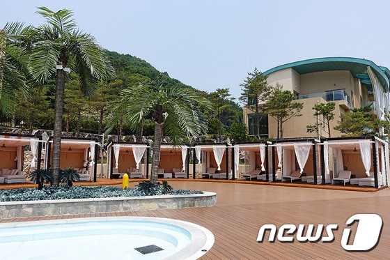 다인디엠에스가 만든 대명리조트 소노빌리지 내 야외수영장과 휴게시설. ⓒ News1