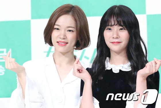 배우 한예리(왼쪽), 한승연이 22일 오후 서울 영등포 타임스퀘어에서 열린 jtbc 금토드라마 ‘청춘시대2’ 제작발표회에 참석해 포즈를 취하고 있다. 2017.8.22./뉴스1 ⓒ News1 권현진 기자