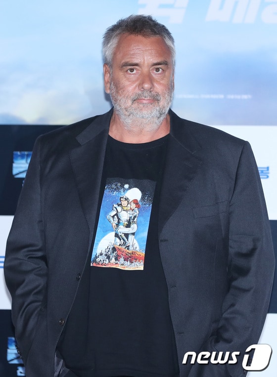 뤽베송 감독이 22일 오후 서울 용산cgv에서 열린 SF 영화 '발레리안: 천 개 행성의 도시' 언론 시사회에 참석해 포즈를 취하고 있다. 2017.8.22./뉴스1 ⓒ News1 권현진 기자