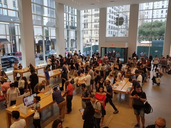 22일(현지시간) 미국 뉴욕 맨해튼 5번가에 있는 애플스토어는 스마트폰 등 애플 제품을 체험하는 이들로 북적인다. ⓒ News1 김보람 기자