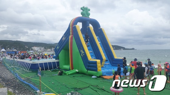 울산 동구 주전몽돌해변 물놀이장.(울산 동구 제공) ⓒ News1
