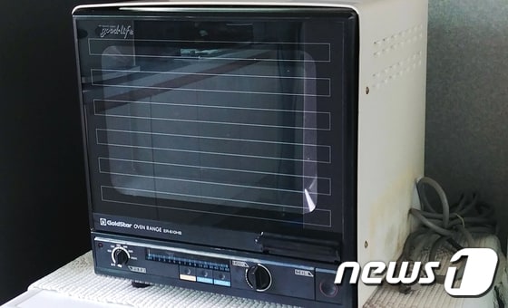LG전자가 24일 오전 지난 1983년 창원 공장에서 생산해 판매했던 전자레인지가 최근 한 고객의 기증으로 다시 돌아왔다고 밝혔다. 사진은 LG전자(당시 금성사)가 1983년 생산한 국내 최초 복합 오븐 전자레인지. (LG전자 제공) 2017.8.24/뉴스1