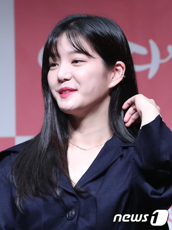 배우 이유비가 24일 오후 서울 상암 jtbc에서 열린 jtbc 웹드라마 ‘어쩌다 18’ 제작발표회에 참석해 매력을 발산하고 있다. 2017.8.24./뉴스1 ⓒ News1 권현진 기자