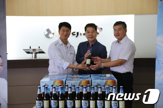 하이트진로 전주공장이 병맥주에 '소방차길터주기운동' 보조상표를 부착해 생산한 후 기념촬영을 하고 있다.(하이트진로제공)2017.8.24/뉴스1ⓒ News1