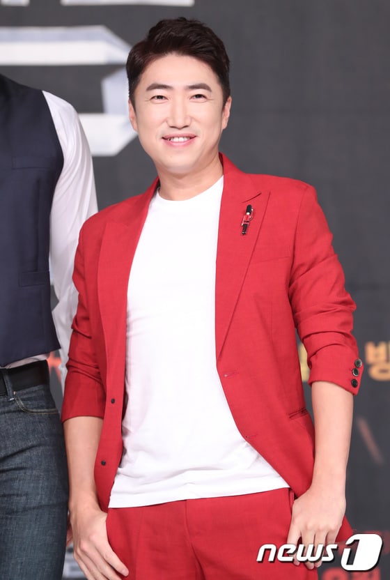 개그맨 장동민이 25일 오전 서울 영등포 타임스퀘어에서 열린 tvN '소사이어티 게임2‘ 제작발표회에 참석해 포즈를 취하고 있다. 2017.8.25./뉴스1 ⓒ News1 권현진 기자