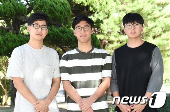 '수면 환경 개선을 위한 기계 학습기반의 IoT(사물인터넷,Internet of Things)선풍기 제어 시스템'을 개발중인 홍현기(왼쪽부터), 조석준, 김현웅 학생.(부경대 제공) ⓒ News1