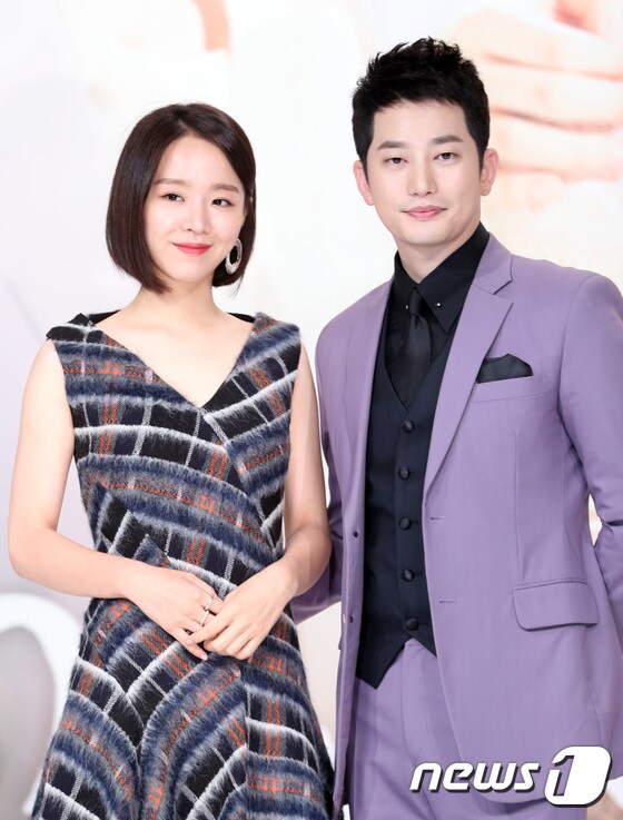 배우 신혜선(왼쪽), 박시후가 29일 오후 서울 영등포 타임스퀘어에서 열린 KBS2 주말드라마 ‘황금빛 내인생’ 제작발표회에 참석해 포즈를 취하고 있다. 2017.8.29./뉴스1 ⓒ News1 권현진 기자